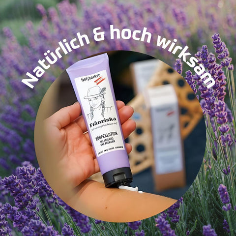 Holzhacker Franziska Körperlotion 100 ml Tube - natürlich & hoch wirksam. Foto Franziska Tube, Körperlotion auf einen Arm aufgetragen im Hintergrund Lavendelfeld. | Naturpräparate Dieterich
