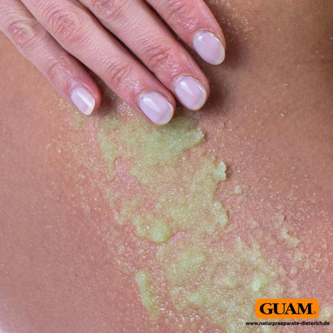 Anwendung des GUAM Algascrub Algensalz-Peelings auf feuchter Haut – sanftes Einmassieren des Meersalz-Peelings für glatte und revitalisierte Haut mit natürlichen Wirkstoffen – Naturpräparate Dieterich