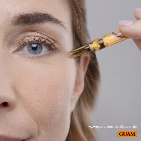 Anwendungsempfehlung
1. Schock-Behandlung: täglich 3 Tage hintereinander
2. Erhaltungsphase: anschließend jeden zweiten Tag
3. Dosierung:
• Gesicht: ½ Ampulle pro Anwendung – je ½ Ampulle morgens & abends
• Gesicht, Hals & Dekolleté: 1 ganze Ampulle
4. Anwendungsschritte:
1. Ampullen-Aufsatz aufsetzen & Ampulle öffnen
2. Flüssigkeit in den Applikator fließen lassen
3. Produkt sanft mit kreisenden Bewegungen 10–15 Sekunden einmassieren
4. Applikator spülen & für nächste Anwendung aufbewahren