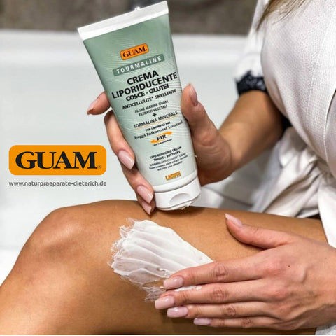 Frau trägt GUAM Tourmaline Intensiv-Creme für Oberschenkel und Gesäß auf – Anwendung gegen Cellulite mit mineralischem Tourmalin und Algenextrakten – Nahaufnahme der Massage in die Haut mit geöffneter Tube.
Naturpräparate Dieterich