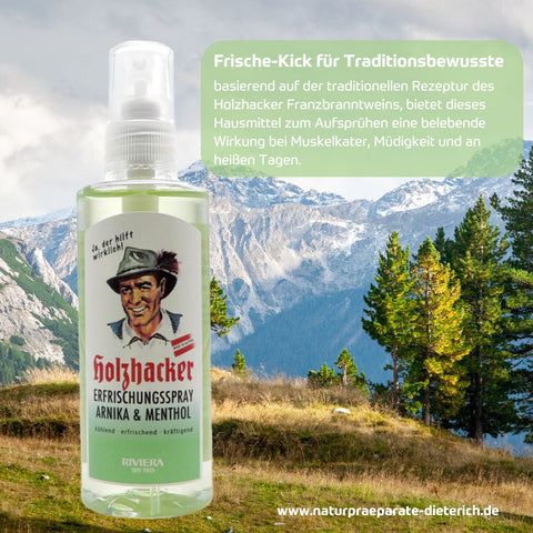 Holzhacker Erfrischungsspray Arnika Menthol in 100 ml Sprühflasche. Frische-Kick für Traditionsbewusste basierend auf der traditionellen Rezeptur des Holzhacker Franzbranntweins, bietet dieses Hausmittel zum Aufsprühen eine belebende Wirkung bei Muskelkater, Müdigkeit und an heißen Tagen. Foto mit Erfrischungsspray und Text, im Hintergrund österreichische Bergwelt.| Naturpräparate Dieterich
