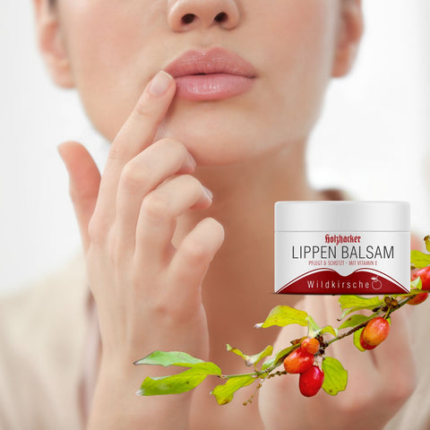 Holzhacker Lippenbalsam Wildkirsche 5 ml Tiegel - pflegt & schützt mit Vitamin E. Foto zeigt eine Frau, die ihre Lippen eincremt. | Naturpräparate Dieterich