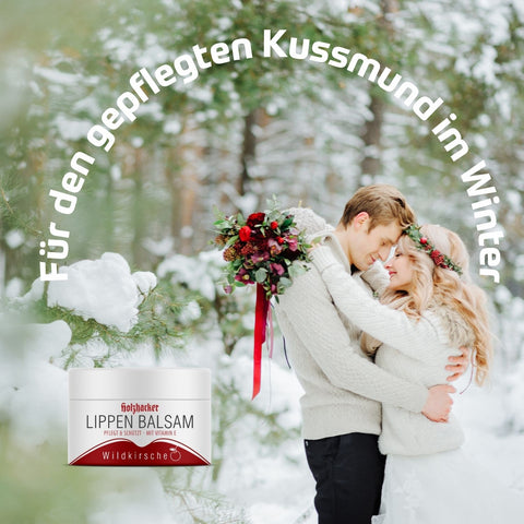 Holzhacker Lippenbalsam Wildkirsche 5 ml Tiegel für den gepflegten Kussmund im Winter. Foto zeigt ein Brautpaar in Winterlandschaft mit dem Lippenbalsam | Naturpräparate Dieterich