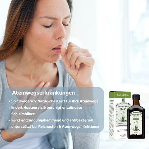 Riviera Spitzwegerich Saft mit Vitamin C 250 ml Glasflasche - Atemwegserkrankungen: natürliche Kraft des Spitzwegerichs, lindert Hustenreiz, beruhigt entzündete Schleimhäute, wirkt entzündungshemmend &  antibakteriell, unterstützt bei Reizhusten & Atemwegsinfektionen. Foto hustende Frau mit Spitzwegerich Glasflasche und Umkarton | Naturpräparate Dieterich