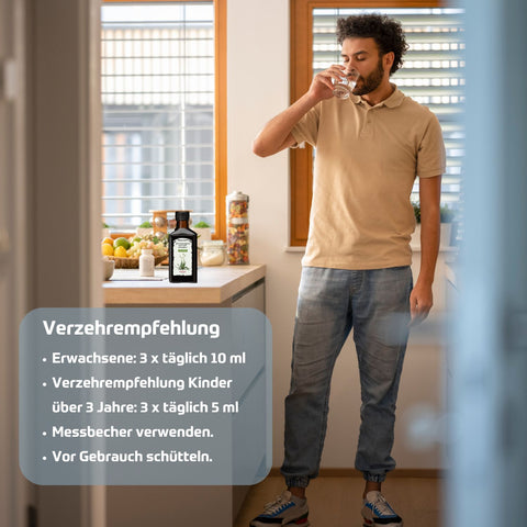 Riviera Spitzwegerich Saft mit Vitamin C 250 ml Glasflasche - Verzehrempfehlung: Erwachsene: 3 x täglich 10 ml , Kinder über 3 Jahre: 3 x täglich 5 ml , Messbecher verwenden.
Vor Gebrauch schütteln. Foto Mann in der Küche, der Spitzwegerichsaft trinkt.  | Naturpräparate Dieterich