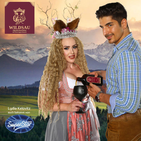 Wildsau Alpenkräuterbitter mit Beerengeschmack by Lydia Kelovitz - bekannt als AlpenLydia und von Deutschland sucht den Superstar