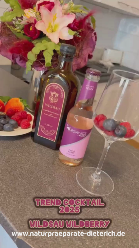 Wildsau Alpenkräuterbitter 20,3 % vol. - Trend Cocktail Wildsau Wildberry. Wildsau Alpenkräuterbitter erhältlich als 50 ml Shot, 500ml Flasche für die eigene Bar und als Partybox mit 30 x 20 ml Flaschen | Naturpräparate Dietericht