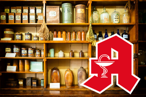 Foto eines Museum-Apothekenregals aus Holz mit sehr alten Gefäßen