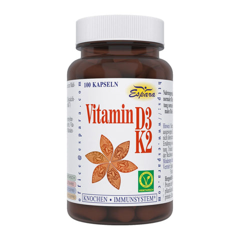 Espara Vitamin D3 K2 100 Kapseln – Nahrungsergänzung mit Vitamin D3 und Vitamin K2 zur Unterstützung von Immunsystem, Erhaltung normaler Knochen und normalem Calciumstoffwechsel; Vitamin K trägt zur normalen Blutgerinnung bei. Für tägliche Basisversorgung, besonders bei wenig Sonne. Abbildung zeigt Braunglasdose mit weißem Deckel, Frontetikett „Vitamin D3 K2“, Hinweis „Knochen • Immunsystem“ und Vegetarisch-Siegel. | Naturpräparate Dieterich