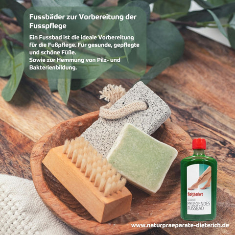 Fussbäder - ideal zur Vorbereitung der Flusspflege für gesunde, gepflegte und schöne Füße. Hemmung von Pilz- und Bakterienbildung. Foto mit Bürste, Bimsstein und Flasche mit Pflegendem Fussbad in Schale.  | Naturpräparate Dieterich