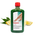 Holzhacker Pflegendes Fußbad 500 ml Plastikflasche. Intensiv pflegendes Fußbad für strapazierte Füße, pilz- und bakterienhemmend. Foto Flasche Pflegendes Fussbad und Zitronenspalten.| Naturpräparate Dieterich