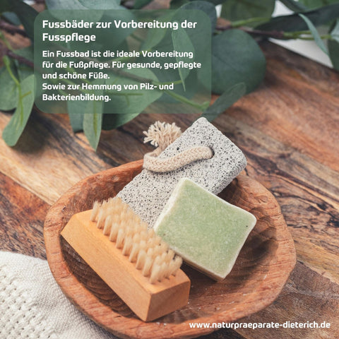 Fussbäder - ideal zur Vorbereitung der Flusspflege für gesunde, gepflegte und schöne Füße. Hemmung von Pilz- und Bakterienbildung. Foto mit Bürste, Bimsstein in Schale.  | Naturpräparate Dieterich