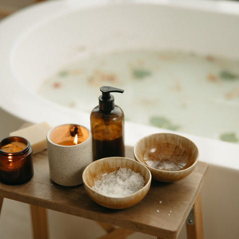 GUAM Algensalzbad 5 kg – Algensalzbad für Ganzkörperbäder zur ergänzenden Pflege bei Hautunebenheiten und schweren Beinen. Unterstützt Entspannung und Wohlbefinden im warmen Bad. Für regelmäßige Anwendungen im Rahmen von Wellness-, Spa- und Heimanwendungen. Frau entspannt im gefüllten Bad mit aufgelöstem Algensalz. | Naturpräparate Dieterich