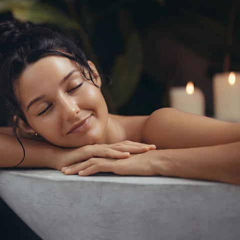 GUAM Algensalzbad 5 kg – Badezusatz mit salinisierten Algen für Entspannungsbäder zur Unterstützung bei Cellulite, müden Beinen und Spannungsgefühlen. Wird im warmen Badewasser angewendet und unterstützt Hautdurchblutung, Hautgefühl und Regeneration. Geeignet für Wellness-, Entspannungs- und Pflegebäder zu Hause und im professionellen Bereich. Anwendungsszene in Badewanne. | Naturpräparate Dieterich