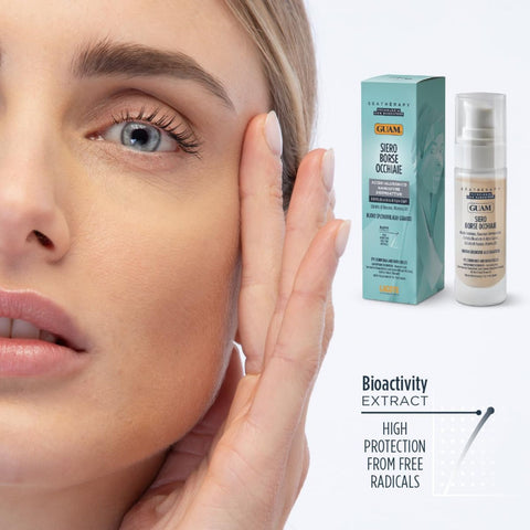 GUAM Seatherapy Siero Borse Occhiaie Augenserum 30 ml – Augenserum zur Pflege der Unterlidregion bei Augenringen und Tränensäcken, mit Hyaluronsäure, dermoaktiven Nanosphären und GUAM-Algen Bioactivity Extract zur Unterstützung gegen Müdigkeitszeichen. Abbildung zeigt Gesicht in Nahaufnahme mit Hand an der Augenpartie sowie Produkt und Hinweis Bioactivity Extract, High Protection from Free Radicals. | Naturpräparate Dieterich