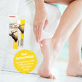 Holzhacker Hirschtalg Fußcreme 75 ml Tube - Der Geheimtipp für beanspruchte Füße im Alltag oder beim Sport. Bild Ferse wird eingecremt. | Naturpräparate Dieterich