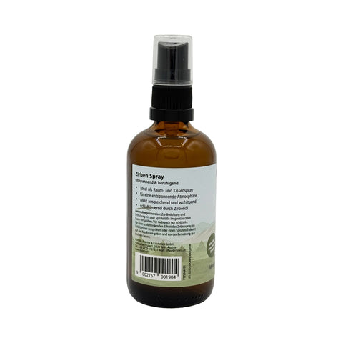 Holzhacker Zirben Spray 100 ml in der UV-geschützten Braunglasflasche – Seitenansicht mit Pumpsprüher, Raum- und Kissenspray mit Zirbelkiefernöl mit Bulletpoints und Anwendungshinweisen | Naturpräparate Dieterich