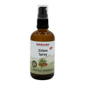 Holzhacker Zirben Spray 100 ml in brauner Glasflasche mit Pumpsprüher und Schutzkappe – Etikett mit Alpenmotiv, Zirbenzweig und Zirbenzapfen, mit 100 % naturreinem Zirbenöl, ideal als Raum- und Kissenspray | Naturpräparate Dieterich