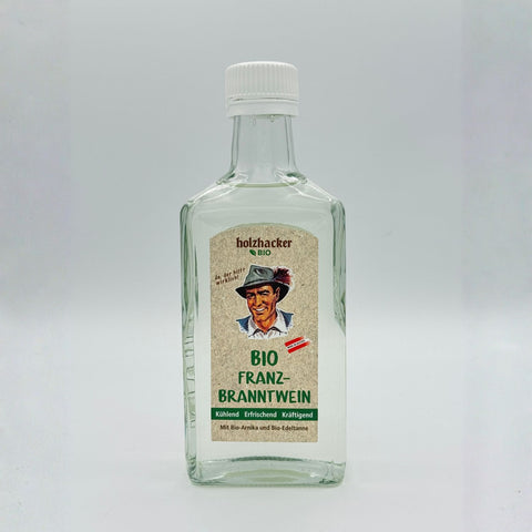 Holzhacker Bio Franzbranntwein 250 ml – kühlende, erfrischende Einreibung zur Regeneration von Muskeln und Gelenken mit Bio-Arnika und Bio-Edeltanne. Unterstützt die Durchblutung, lockert beanspruchte Muskulatur nach Sport und körperlicher Belastung. Vorderansicht der Glasflasche mit Originaletikett, Hinweis auf kühlend, erfrischend, kräftigend. | Naturpräparate Dieterich