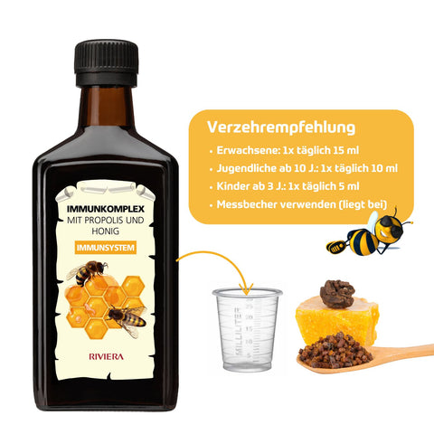 Riviera Immunkomplex mit Propolis und Honig 250 ml Flasche- Verzehrempfehlung:  Erwachsene: täglich 15 ml für volle Immununterstützung.
• Jugendliche (ab 10 Jahren): 10 ml täglich für wachsende Abwehrkräfte.
• Kinder (ab 3 Jahren): 5 ml täglich für einen sanften Immunboost.  Foto  Immunkomplex mit Messbecher und Propolis. | Naturpräparate Dieterich