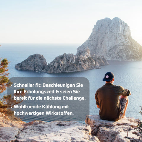 Riviera MED+ COOL Muskel & Gelenke Gel. Foto von Mann, der auf einen Berg geklettert ist und nun übers Meer auf eine kleine Insel schaut und Text: Schneller fit: Beschleunigen Sie Ihre Erholungszeit und seien Sie bereit für die nächste Challenge. Wohltuende Kühlung mit hochwertigen Wirkstoffen. | Naturpräparate Dieterich