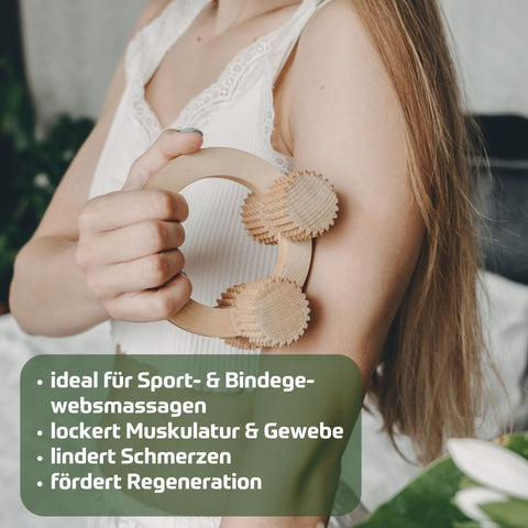Riviera MED+ HOT Muskel & Gelenke GEl. Foto einer Frau, die sich mit einem Holzroller massiert. Text: ideal für Sport- und Bindegewebsmassagen, lockert Muskulatur & Gewebe, lindert Schmerzen, fördert Regeneration. | Naturpräparate Dieterich