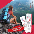 Riviera MED+ HOTNacken & Schulter Roll On 75 ml. Foto mit Frau, die auf einen Berg geklettert ist und die Landschaft betrachtet. Text: Entspanntes Wandern. | Naturpräparate Dieterich