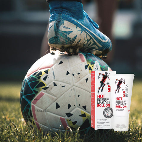 Riviera MED+ HOT Intensiv Massage Roll On 150 ml - Foto mit einem Fußballschuh auf einem Fussball und dem Roll On. | Naturpräparate Dieterich