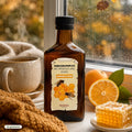 Flasche Riviera Immunkomplex mit Propolis und Honig auf einer Fensterbank mit Teetasse, Wolldecke und Orangen bei Herbstwetter | Naturpräparate Dieterich