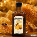 Flasche Riviera Immunkomplex mit Propolis und Honig vor goldener Honigwabe mit Biene und Honiglöffel | Naturpräparate Dieterich