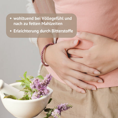 Riviera Schweden Kräuter Elixier - Naturhausmittel wohltuend bei Völlegefühl nach zu fetten Mahlzeiten. Erleichterung durch Bitterstoffe. Foto Frau, die sich den Bauch hält und Mörser mit Kräutern und Text. | Naturpräparate Dieterich