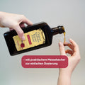 Riviera Original Schweden Kräuter Elixier nach jahrhunderte altem Rezept mit 13 erlesenen Kräutern mit praktischem Messbescher zur einfachen Dosierung. Foto Original Schweden Kräuter Elixier in Glasflasche mit Messbecher. | Naturpräparate Dieterich