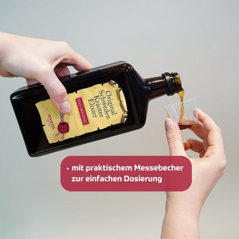 Riviera Original Schweden Kräuter Elixier nach jahrhunderte altem Rezept mit 13 erlesenen Kräutern mit praktischem Messbescher zur einfachen Dosierung. Foto Original Schweden Kräuter Elixier in Glasflasche mit Messbecher. | Naturpräparate Dieterich