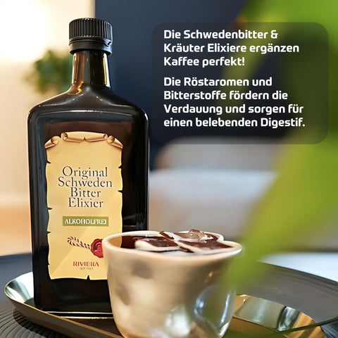 Riviera Original Schwedenbitter Elixier alkoholfrei - Das Elixier und Kaffee ergänzen sich perfekt. Die Röstaromen und Bitterstoffe fördern die Verdaung und sorgen für einen belebenden Digestif. Foto Schweden Bitter Elixier Flasche und Kaffeetasse mit Elixier. | Naturpräparate Dieterich